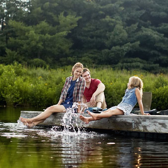 Ihmisiä istumassa laiturin päässä