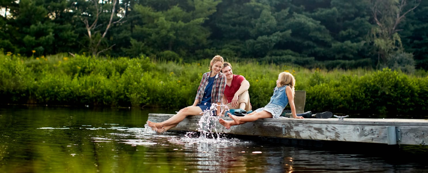 Ihmisiä istumassa laiturin päässä